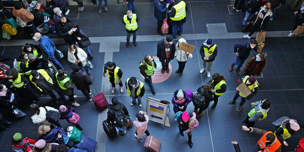 Aufnahme von Flüchtenden und Helfenden am Berliner Hauptbahnhof von oben