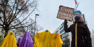 Menschen protestieren vor der SPD-Zentrale