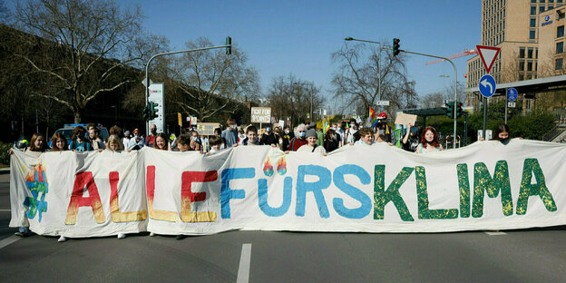 Teilnehmer des Klimastreiks Fridays for Future protestieren und halten ein Banner mit dem Schriftzug « Alle fürs Klima».