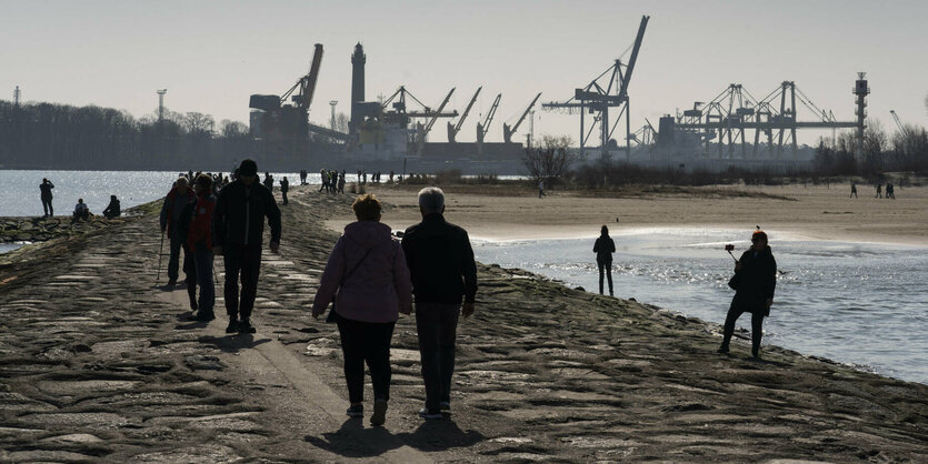 Touristen auf der Westmole an der Hafeneinfahrt in Swinoujscie Swinemünde auf der Ostseeinsel Usedom