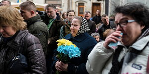 Menscen trauern auf einer Beerdigung in der ukrainischen Stadt Lwiw
