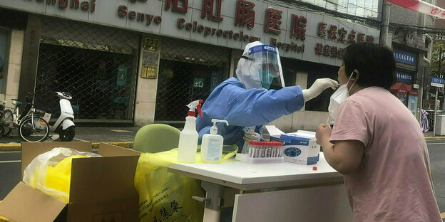 Corona-Test auf offener Strasse in Schanghai