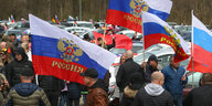 Demonstranten mit russischen Fahnen in Kaufbeuren