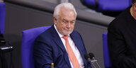 Kubicki sitzt im Bundestag mit Krawatte
