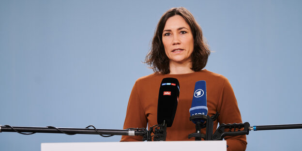 Anne Spiegel vor Mikrofonen