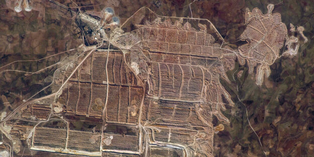 Spuren von Phosphat-Grabungen in einer Landschaft aus der Luft gesehen