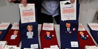 Blaue und rote Socken mit Macron, Marine le Pen Porträts