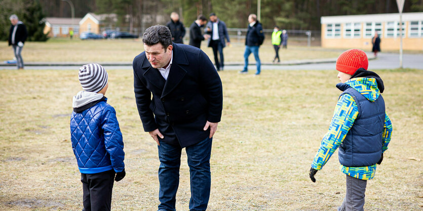 Hubertus Heil mit Kindern auf dem Fußball