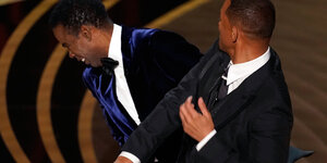 Will Smith (rechts) verpasst Moderator Chris Rock (links) auf der Bühne bei der 94. Verleihung der Academy Awards in Hollywood eine Ohrfeige