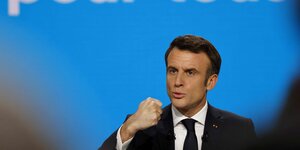 Emmanuel Macron reckt die Faust