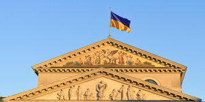 Ukrainische Fahne auf dem Dach des Staatstheaters München