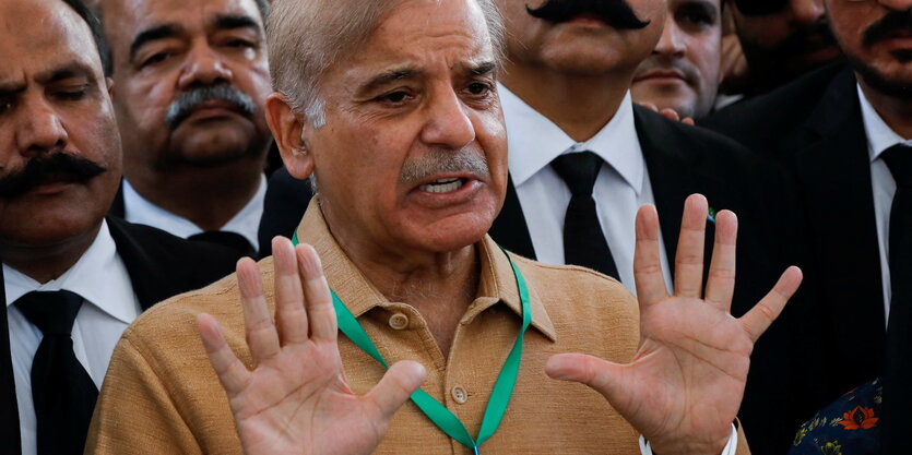 Shehbaz Sherif spreizt die Hände vor seiner Brust