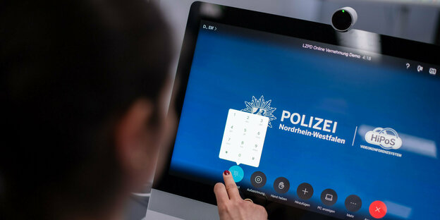 Computerbildschirm mit Logo der Polizei NRW