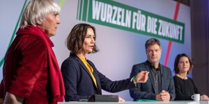 Politiker und politikerinnen der Grünen stehen auf einem Podium
