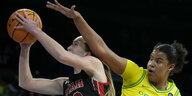 Nyara Sabally versucht einen Wurf der gegnerischen Basketballerin zu blocken