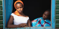 Maria (Rihane Khalil Alio) und Amina (Achouackh Abakar Souleymane) sitzen am offenen Fenster
