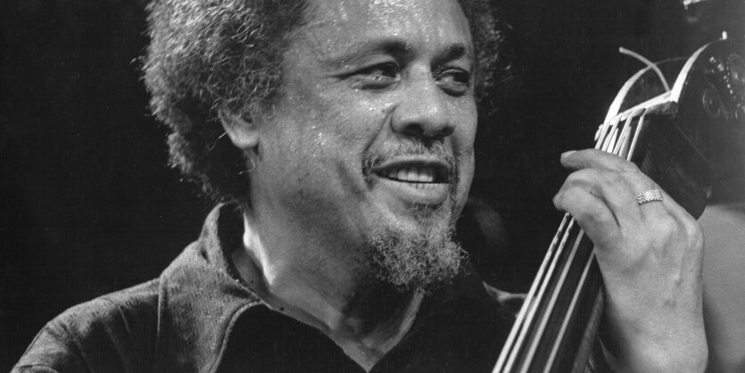 Jazzbassist Charles Mingus auf einem Konzert