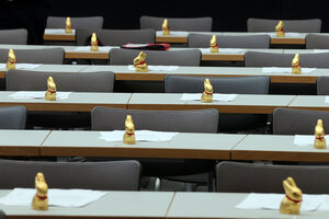 Schokohasen stehen auf Tischen Schokohasen stehen auf Tischen