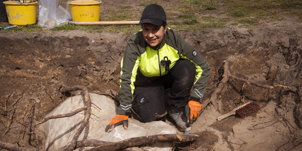 Archäologin Claudia M. Melisch neben den Fundstücken