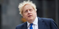 Boris Johnson schaut in die Luft