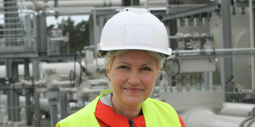 Schwesig mit Schutzhelm auf der Baustelle Nord Stream 2