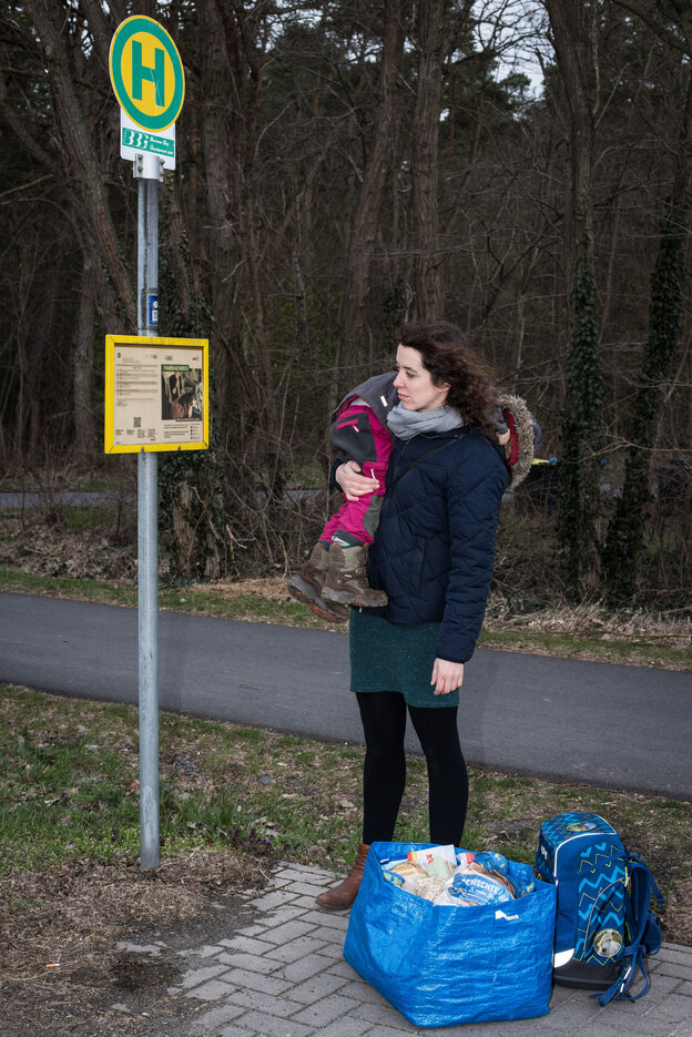 Eine Frau an einer Bushaltestelle Eine Frau an einer Bushaltestelle