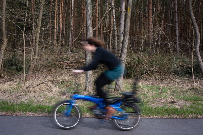 Eine Frau auf einem Fahrrad.