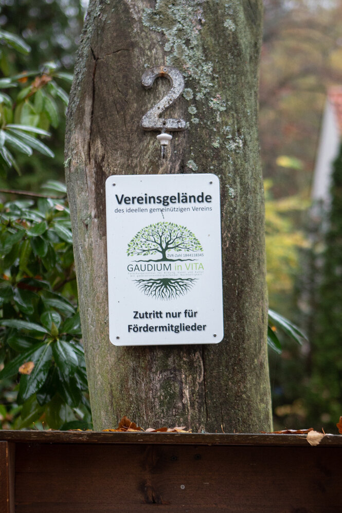 Ein Schild, auf dem steht: „Vereinsgelände des ideellen und gemeinnützigen Vereins Gaudium in Vita – Zutritt nur für Fördermitglieder“