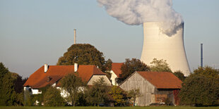 Bauernhof vor dem Atomkraftwerk Isar II