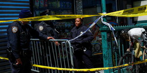 Mehrere Polizist*innen stehen an einem mit Bändern abgesperrten U-Bahn-Eingang