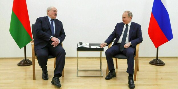 Alexander Lukaschenko und Wladimir Putin unterhalten sich Alexander Lukaschenko und Wladimir Putin unterhalten sich