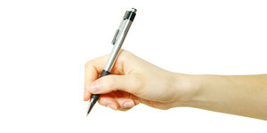Eine Hand hält einen Kugelschreiber