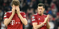 Bayernspieler Thomas Müller vergräbt sein Gesicht in den Händen, Robert Lewandowski schließt die Augen