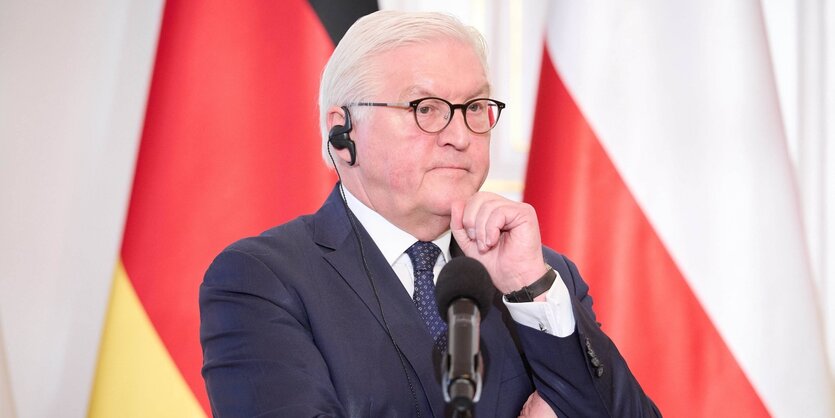 Frank-Walter Steinmeier stützt sein Kinn auf dem Handrücken ab und guckt enttäuscht