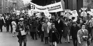 Menschen demonstrieren 1967 in Berlin für Frieden