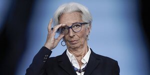 Christine Lagarde rückt ihre Brille zurecht