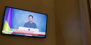 Ein Bildschirm auf dem der ukrainische Präsident im programm des Senders RT zu sehen ist