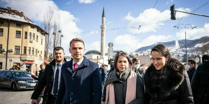 Annalena Baerbock und andere während eines Stadtrundgangs in sarajevo