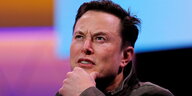 Elon Musk schaut zweifelnd