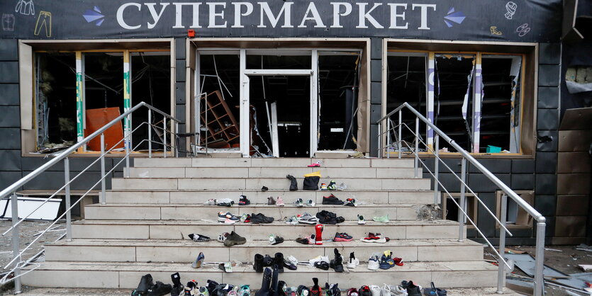 Schuhe auf einer Treppe vor einem supermarkt