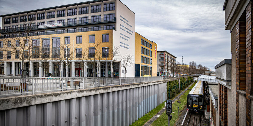 Das Gebäude der Hochschule an der U-Bahn