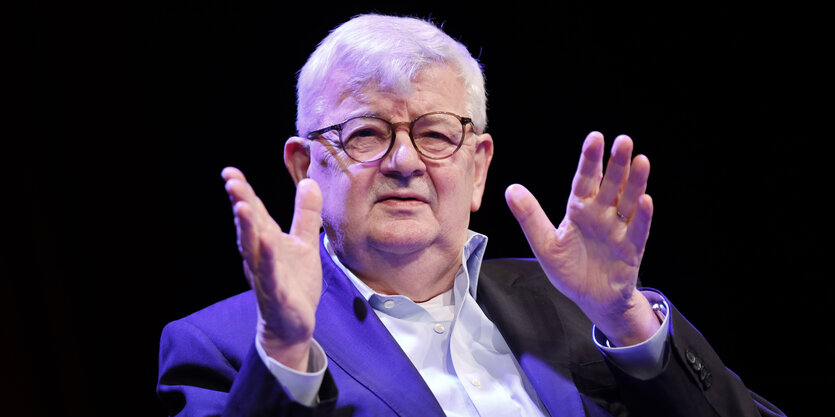 Joschka Fischer gestikuliert