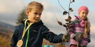 Niklas aus Berlin hilft bei einer Bürgerpflanzaktion der Stadt Wernigerode. Unterstützt von der Schutzgemeinschaft Deutscher Wald (SDW) haben mehrere Hundert Teilnehmer insgesamt mehr als 5.000 Bäume in die Erde gebracht