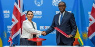 Die britische Innenministerin Priti Patel schüttelt mit dem ruandischen Außenminister Vincent Birutaare die Hand