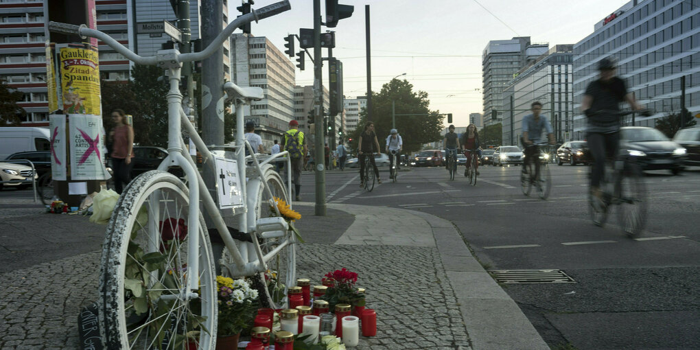 Auf der Kreuzung Mollstraße/Otto-Braun-Straße haben Teilnehmer einer Mahnwache des ADFC und Changing Cities ein so genanntes Geisterrad abgestellt.