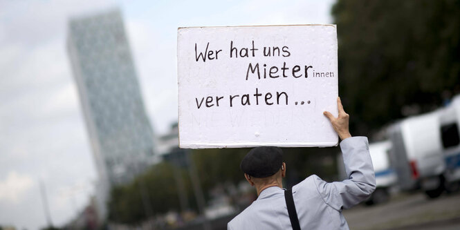 Plakat auf einem Mietenprotest