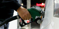 Ein Taxifahrer tankt an einer Tankstelle sein Fahrzeug mit Benzin