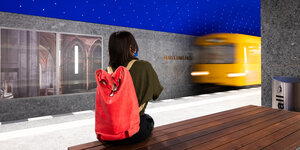 U-Bahnhof Museumsinsel: eine Frau sitzt im Bahnhof, während eine U-Bahn der Linie 5 durchfähr