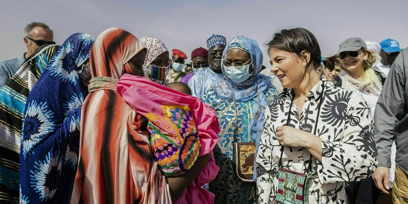 Annalena Baerbock spricht mit einer Gruppe von Frauen in Ouallam