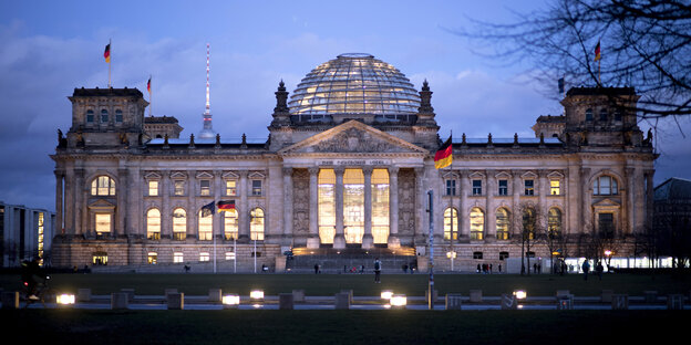 Der Bundestag in Berlin bei Nacht, hell erleuchtet
